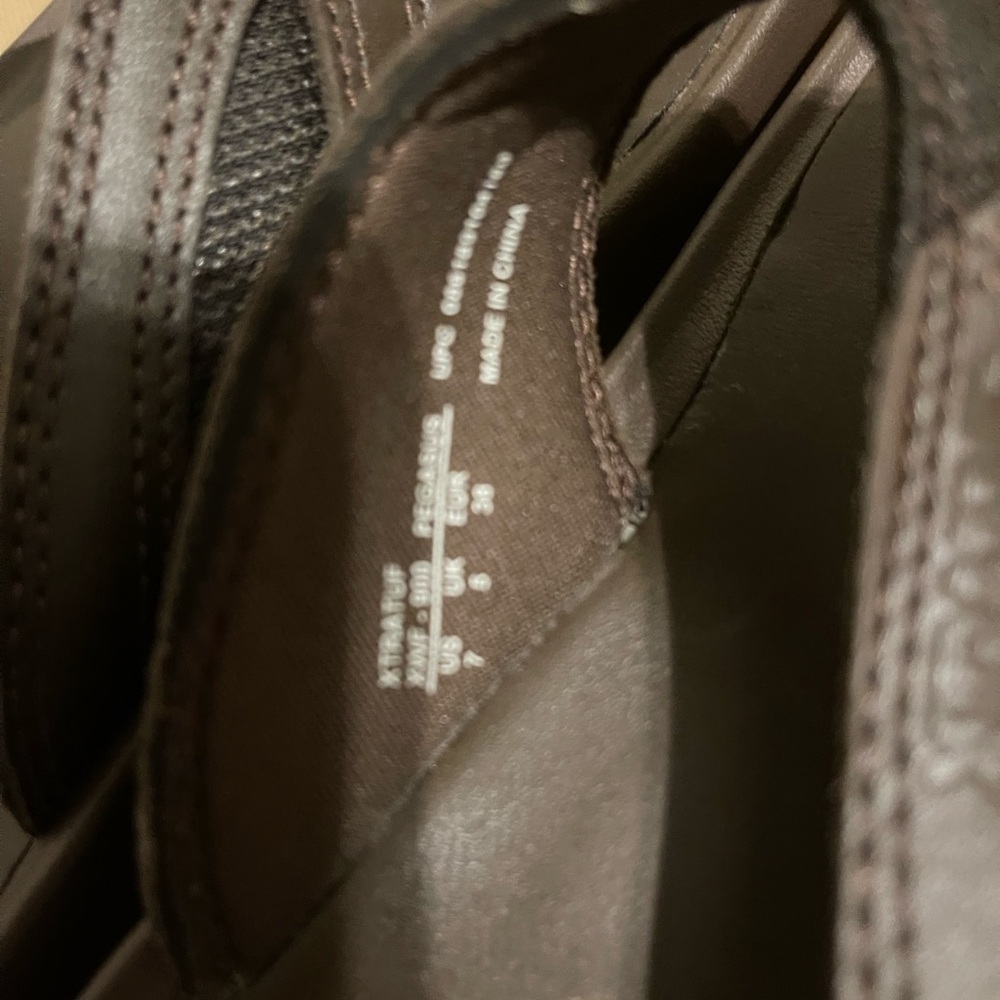 Xtratuf South Shore leather flip flops. Size 7 US. - Picture 5 of 10